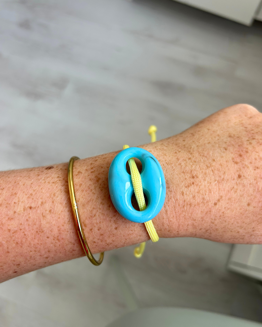Blauwe stone armband 'geel'