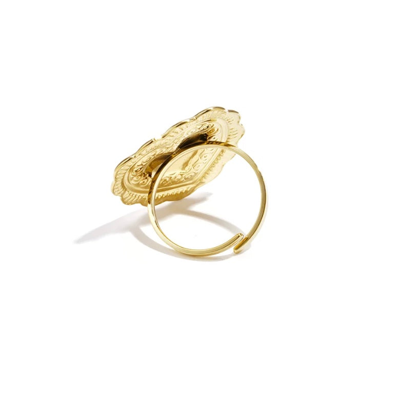 Golden pattern hearts ring